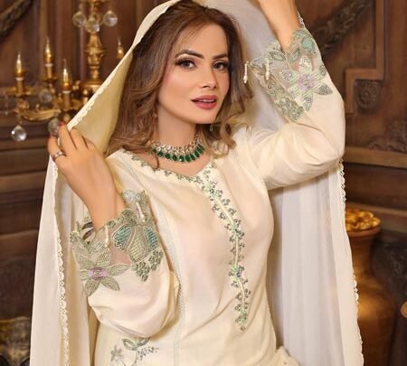 مہکوں تو زمانے میں مرا رنگ جدا ہے