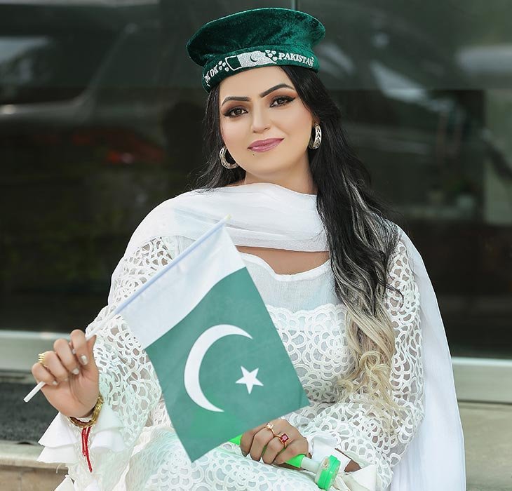 صداقتوں کے دیے جلا کر بڑھا رہے ہیں وقار تیرا